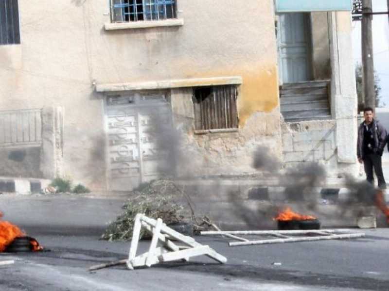 Questa foto scattata il 21 marzo 2011 mostra le proteste all'esterno del tribunale a Daraa (LaPresse)