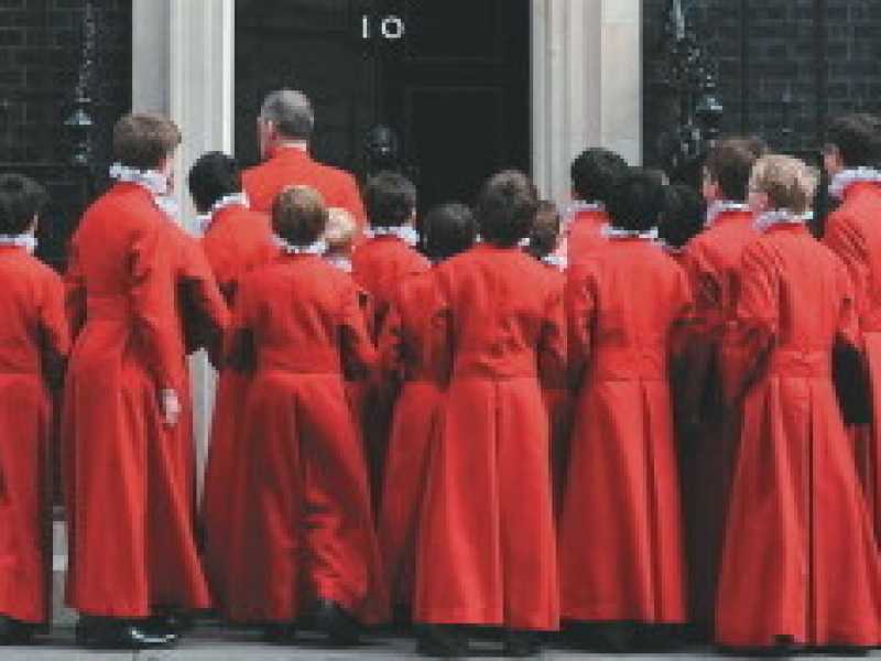 “We do God”. Cameron si fa leader di un contrattacco cristiano