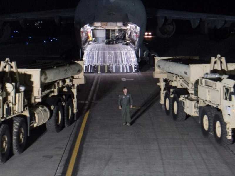 L'arrivo in Corea del Sud deGli Stati Uniti dei primi elementi dl sistema anti-missile Thaad (Foto LaPresse)