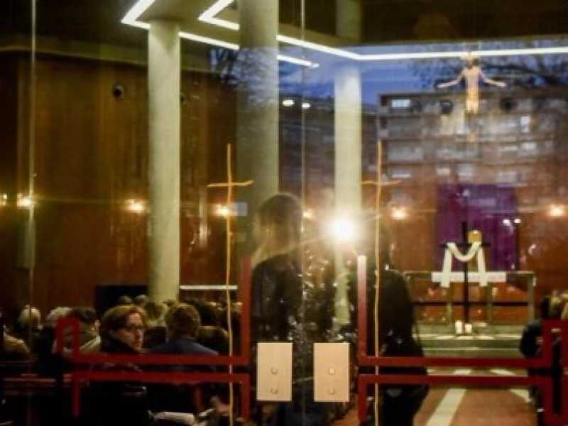 Ricordo pubbblico e incontro di preghiera per Dj Fabo (foto LaPresse)