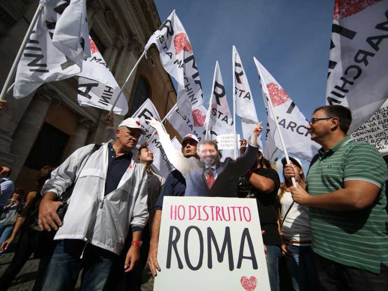 Proteste ieri in Campidoglio contro Ignazio Marino (foto LaPresse)