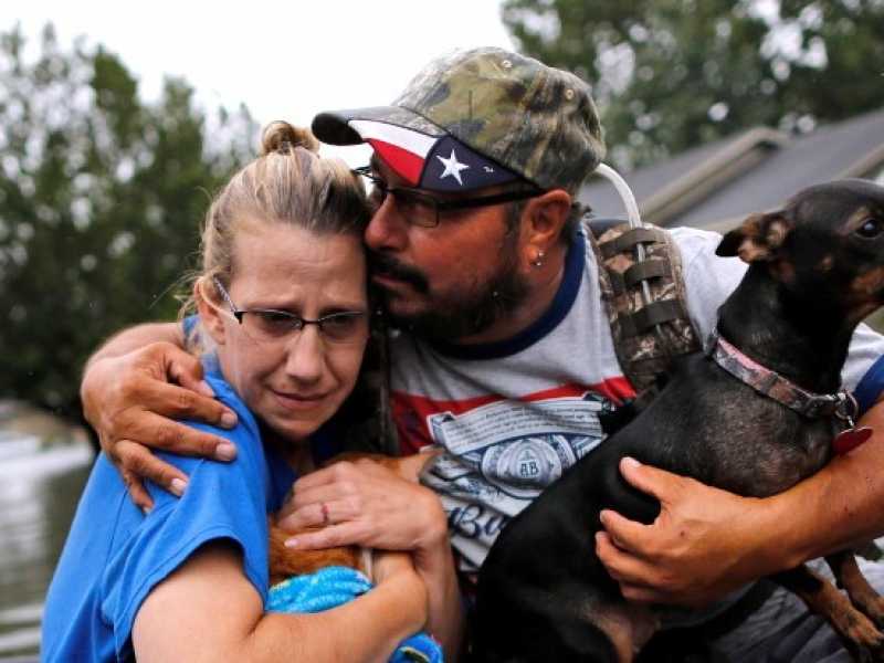 Due sopravvissuti all'uragano Harvey in Texas (foto LaPresse)