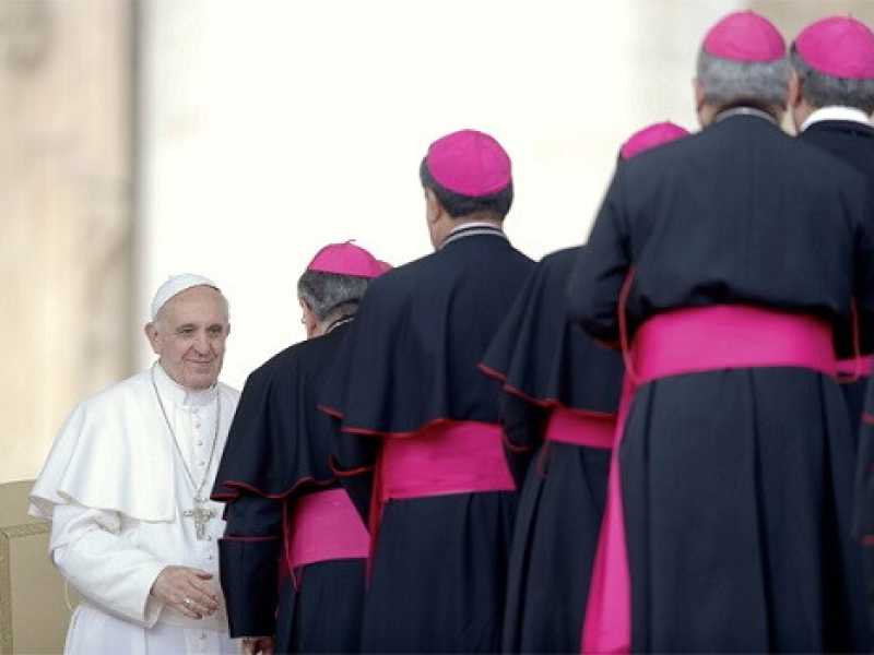 Monsignore va in soffitta. Il bastone del Papa contro la lebbra carrierista