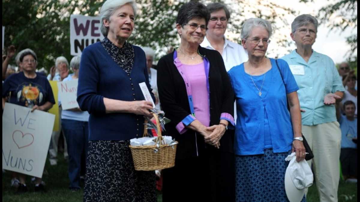 Immagine di Inconsolabili suore americane polemizzano con Francesco sul sacerdozio in tailleur