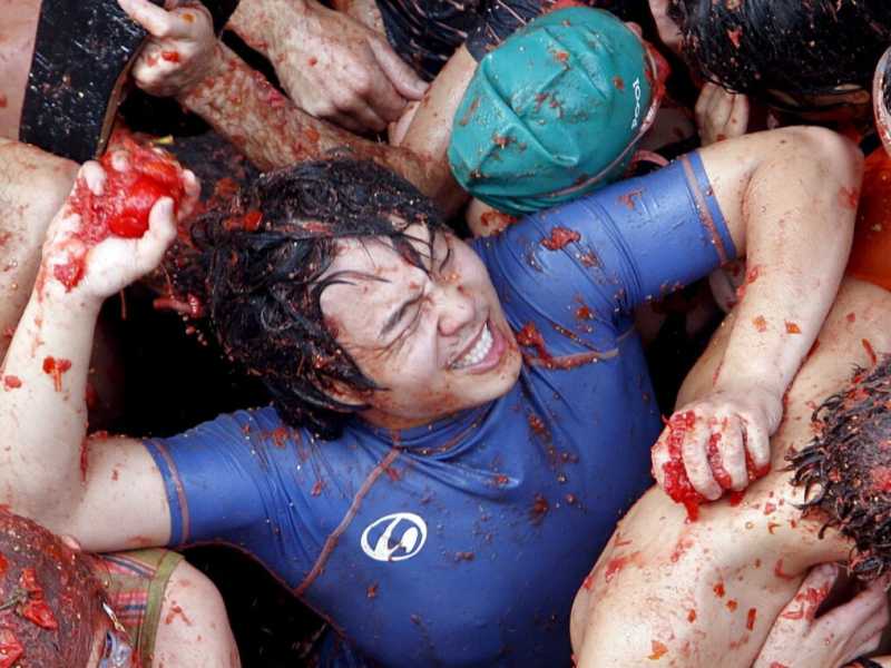 Una battaglia di pomodori durante la tradizionale festa della Tomatina a Bunol, Valencia. La festa si tiene ogni anno l'ultimo mercoled&igrave; di agosto (foto Biel Alino / Ansa)
