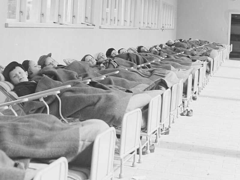Bambini malati di tubercolosi ricoverati al sanatorio di Muurame, in Finlandia (foto: Wikimedia Commons)