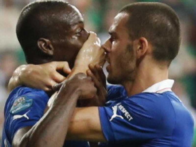 Nella mano di Bonucci che censura Balotelli c’è l’essenza dei bulli buoni