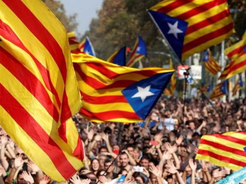 L'indipendenza catalana, la svolta green dei paesi del Golfo e l'impero del botox. Di cosa parlare stasera a cena