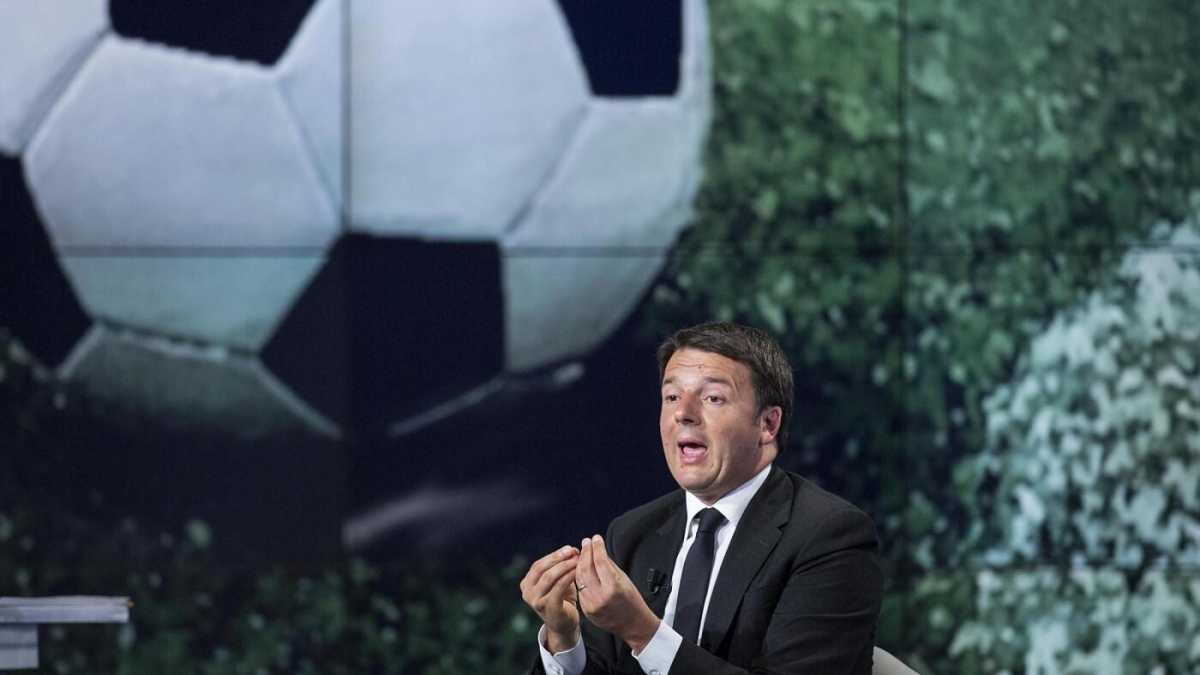 Immagine di Renzi e il "patto sul calcio". Oggi il voto finale della Camera sulla scuola