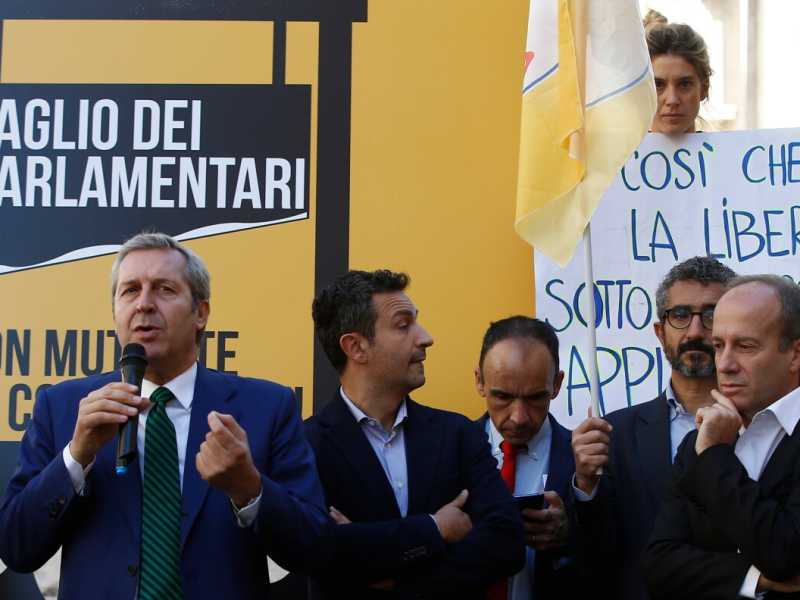 Rappresentanti di Pi&ugrave; Europa in Piazza Montecitorio, contro il taglio dei parlamentari (foto LaPresse)
