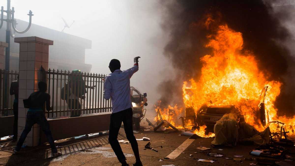 Immagine di In Burkina Faso il Parlamento e il governo vanno in fiamme