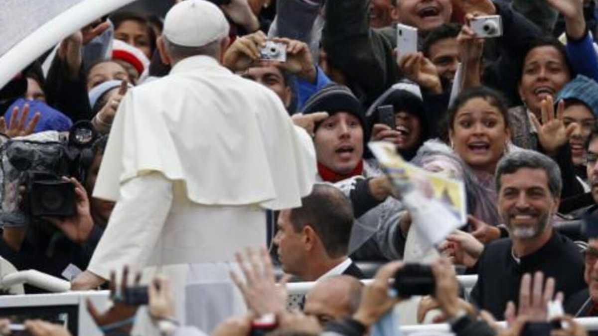 Immagine di Migliaia sotto la pioggia per la prima messa di Francesco in Brasile