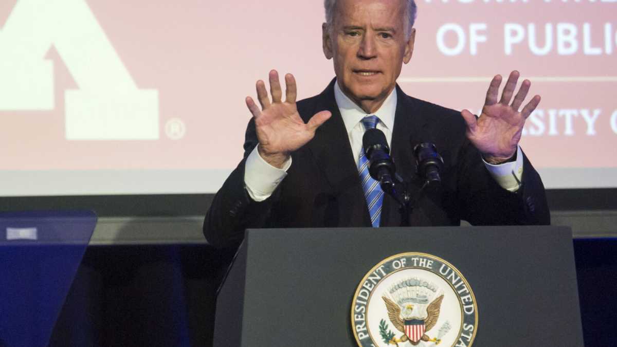 Immagine di Assad a Mosca, la rinuncia di Biden e la Ferrari a Wall Street. Di cosa parlare stasera a cena