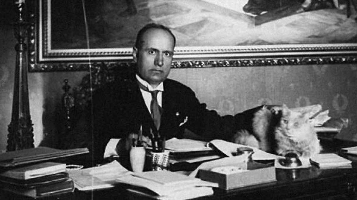 Immagine di L’uomo ucciso dai carabinieri che l’avevano rapinato e le corna di Benito Mussolini