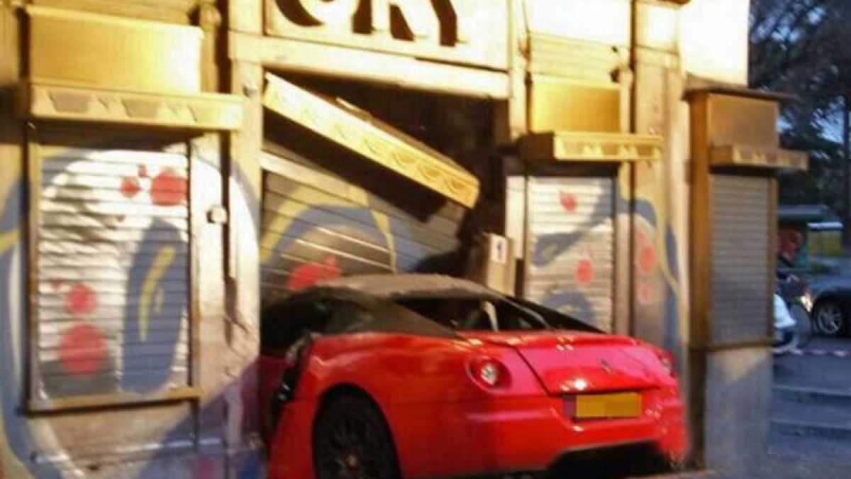 Immagine di Ferrari kamikaze in un negozio: "Pedale sbagliato"