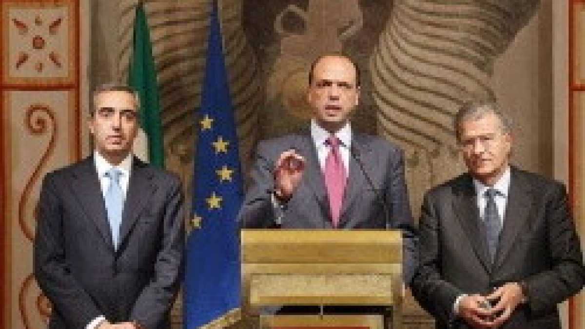 Immagine di Le ubbie del Cav. e malumori di corte