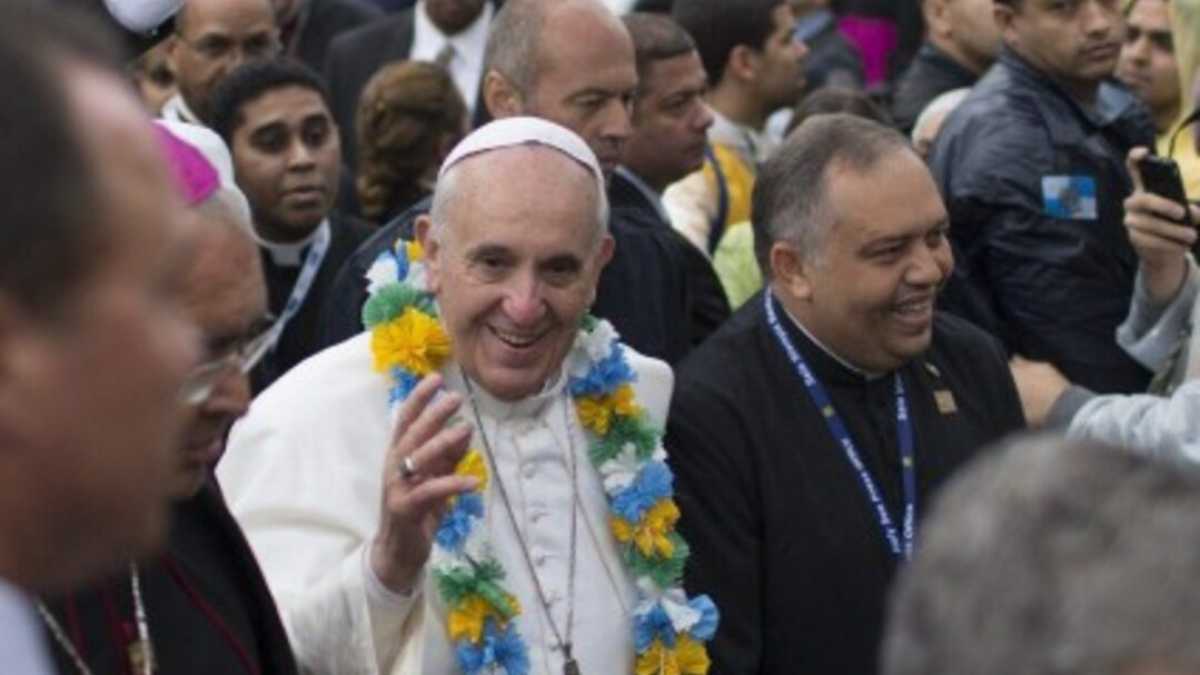 Immagine di Il pop e lo spirito, le due anime di Francesco che convivono (felici) a Rio
