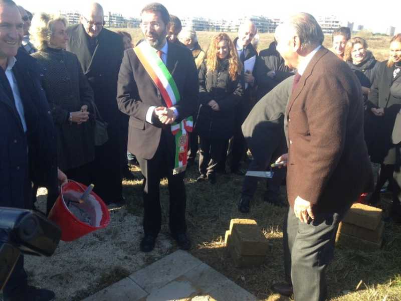 Ignazio Marino durante la cerimonia della posa della prima pietra del villaggio per malati di Alzheimer a Porta di Roma