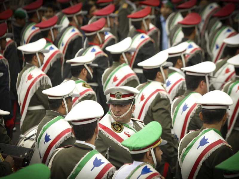 Militari iraniani prima di una parata a Teheran (foto LaPresse)