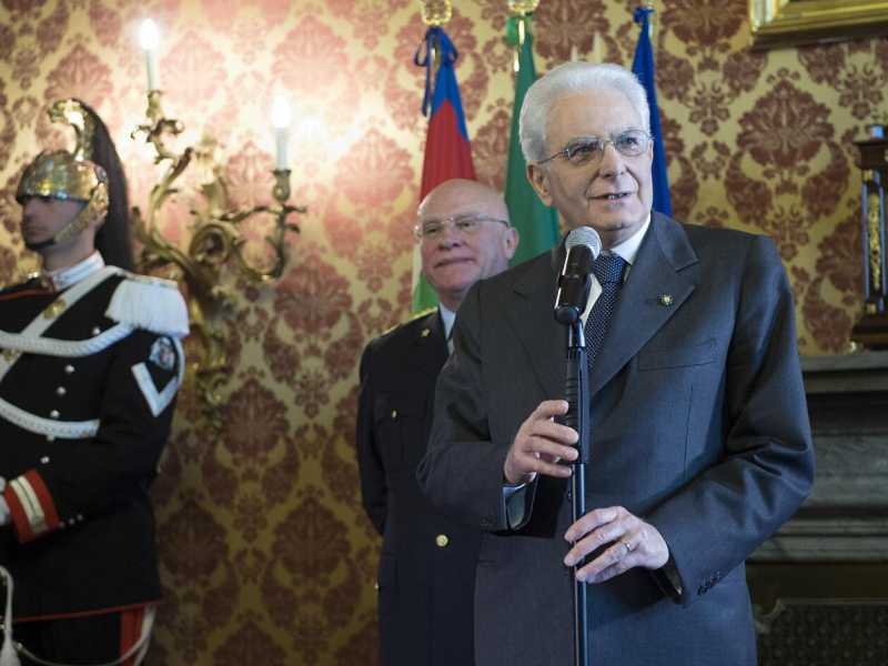 Dopo il voto, in Francia arriva Mattarella. E nel Pd c'è la resa dei conti sull'Italicum