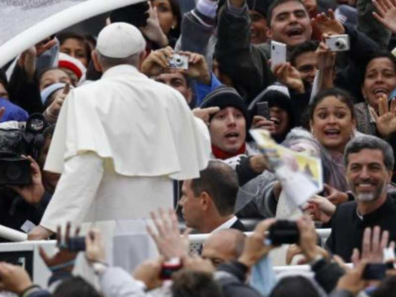Migliaia sotto la pioggia per la prima messa di Francesco in Brasile