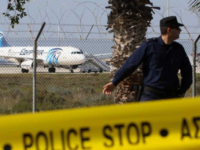 L'aereo dirottato fotografato sulla pista dell'aeroporto di Larnaka