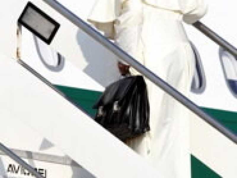 La chiesa con bagaglio a mano di Francesco ha in mente solo i poveri