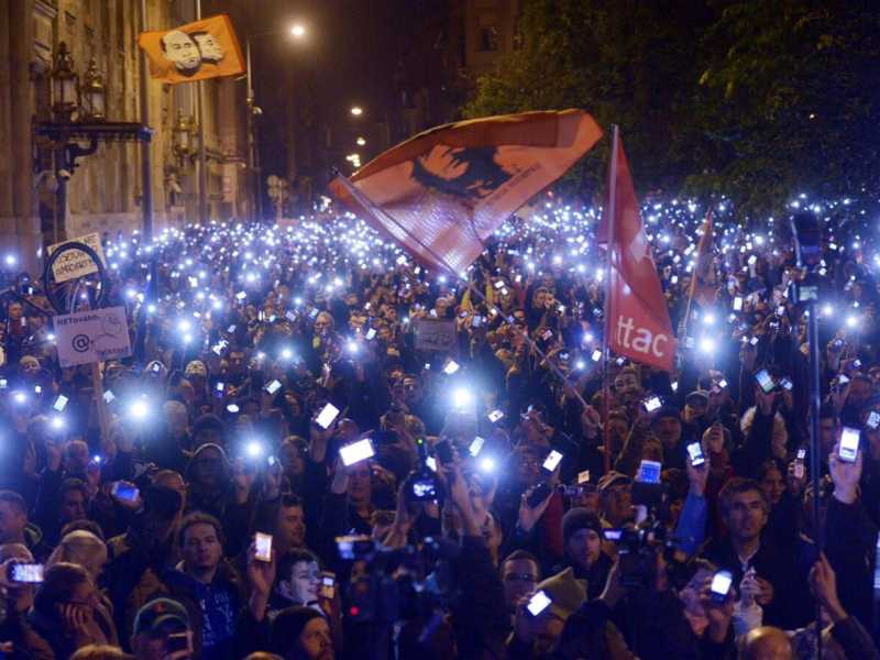 Un momento delle proteste di questi giorni a Budapest contro la tassa su Internet (foto LaPresse)