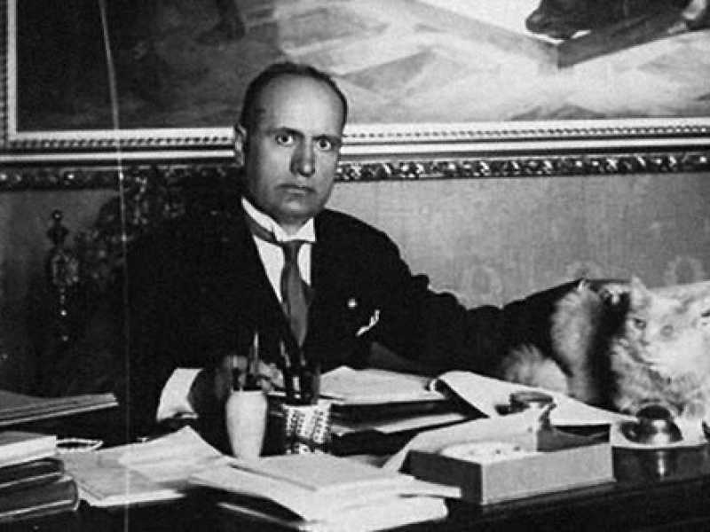 L’uomo ucciso dai carabinieri che l’avevano rapinato e le corna di Benito Mussolini