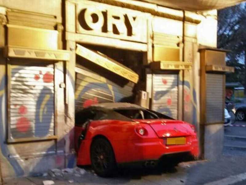 Ferrari kamikaze in un negozio: "Pedale sbagliato"