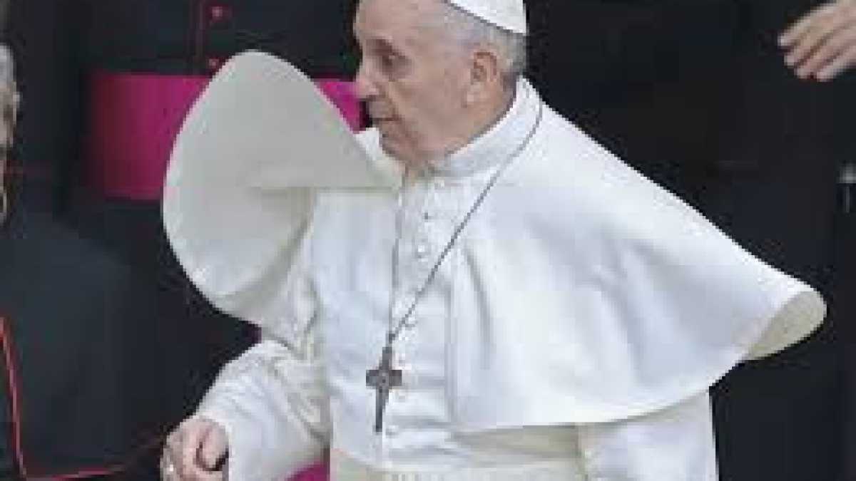 Immagine di Non è mica male un vescovo descamisado vestito di bianco