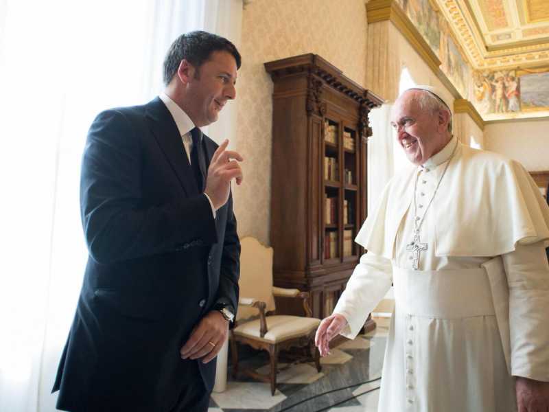 Matteo Renzi con Papa Francesco (foto LaPresse)