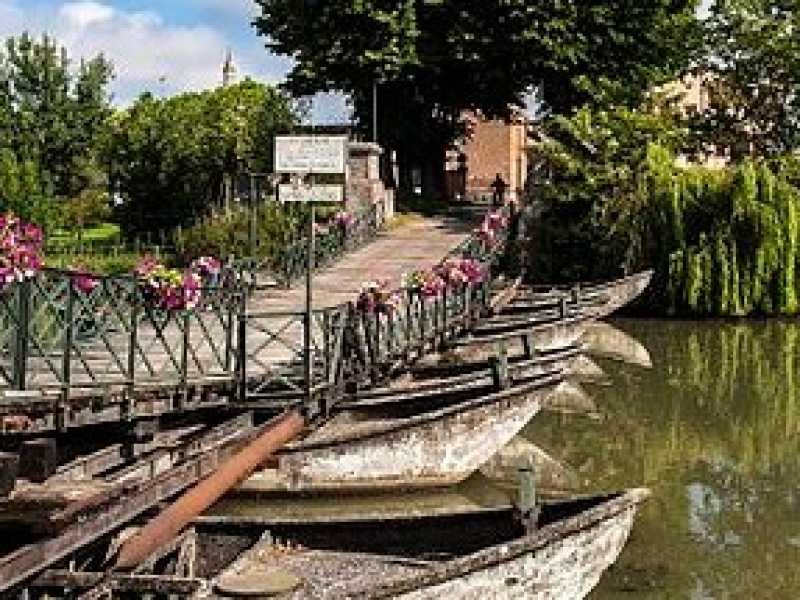 Ponte di barche a Commessaggio, Mantova (foto via Wikimedia)