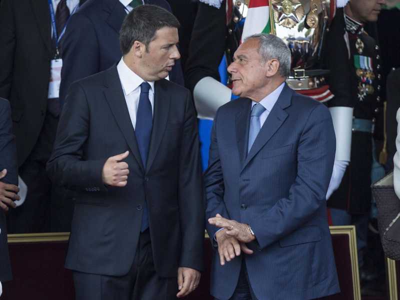 Matteo Renzi e Pietro Grasso (foto LaPresse)