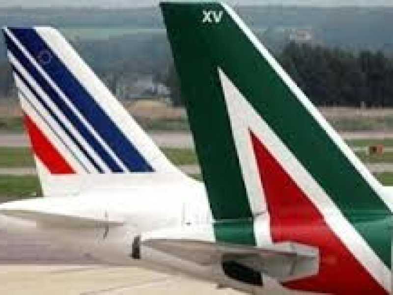 Passa per i sindacati la “soluzione ponte” di Poste per Alitalia