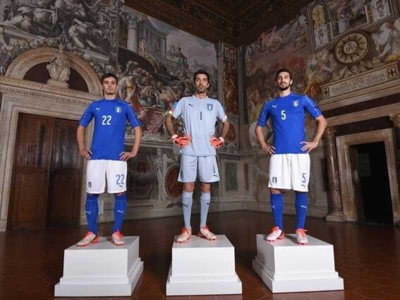 La presentazione della nuova maglia della nazionale italiana di calcio