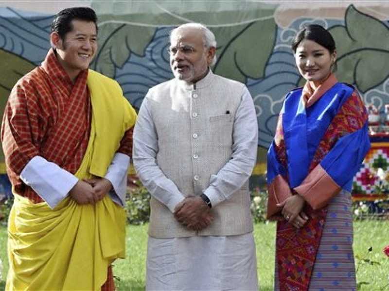 Il premier indiano Narendra Modi (al centro), con il re del Bhutan, Jigme Khesar Namgyel Wangchuck e la regina Jetsun Pema (Foto Ap)