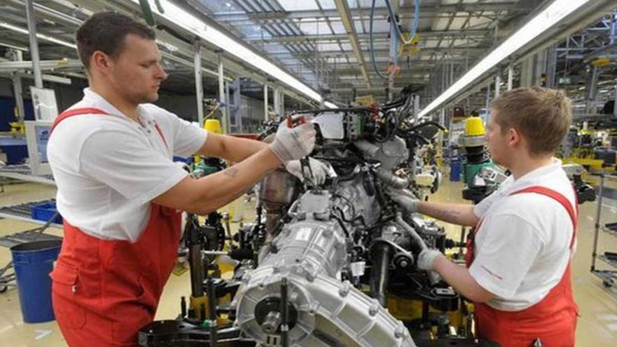 Immagine di Ad aprile cala la produzione industriale: -0,3 per cento