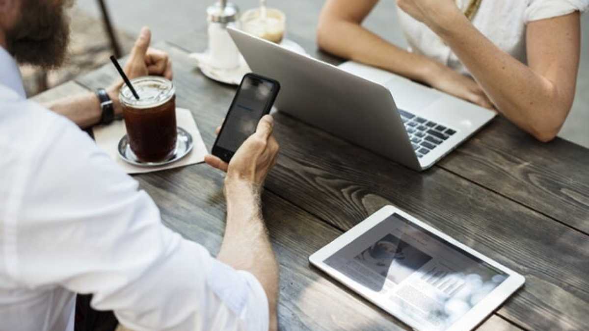 Immagine di Come evitare di essere taggati su Facebook mentre si prende l'aperitivo