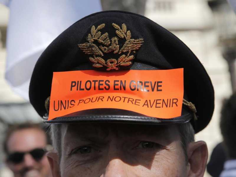 Un pilota di Air France in sciopero (foto LaPresse)