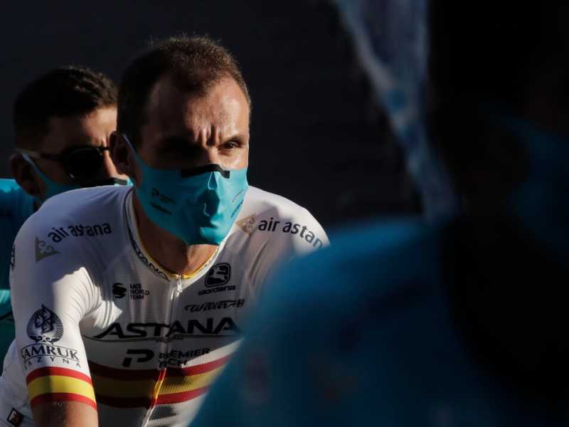 Il corridore spagnolo Luis Le&oacute;n S&aacute;nchez indossa la mascherina durante il giro di presentazione del Tour de France 2020, a Nizza (foto LaPresse)