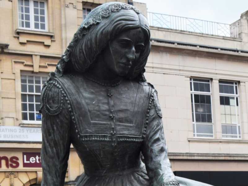 George Eliot (Mary Ann Evans) in una statua a Warwickshire