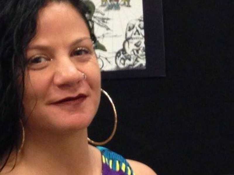Jessica Krug a un firmacopie nel 2019 (foto Duke University Press)
