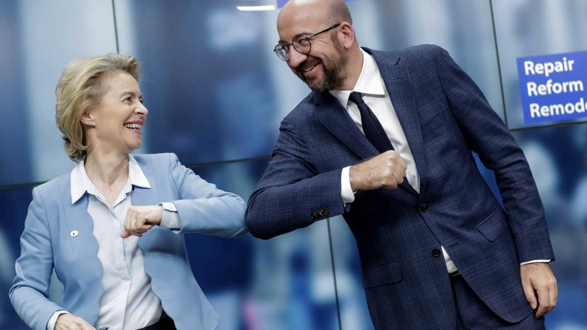 Immagine di Tanti saluti. Come dirsi ciao senza infettarsi