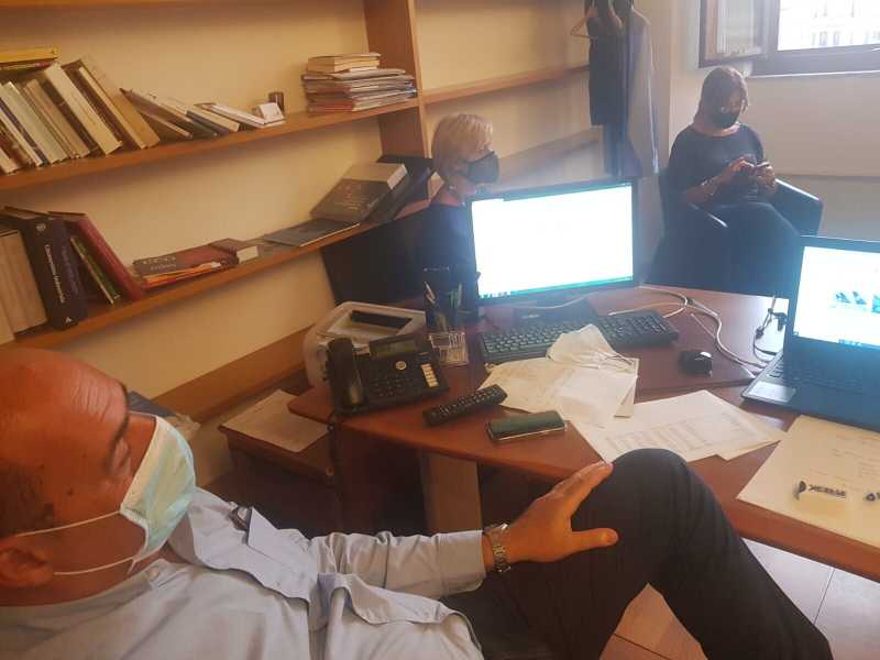 Nella stanza di Zingaretti: "Sono ancora qua, eh già" .
