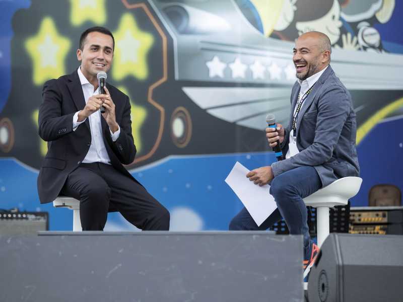 Il M5s scopre che la piazza negazionista e sovranista è il suo album di famiglia