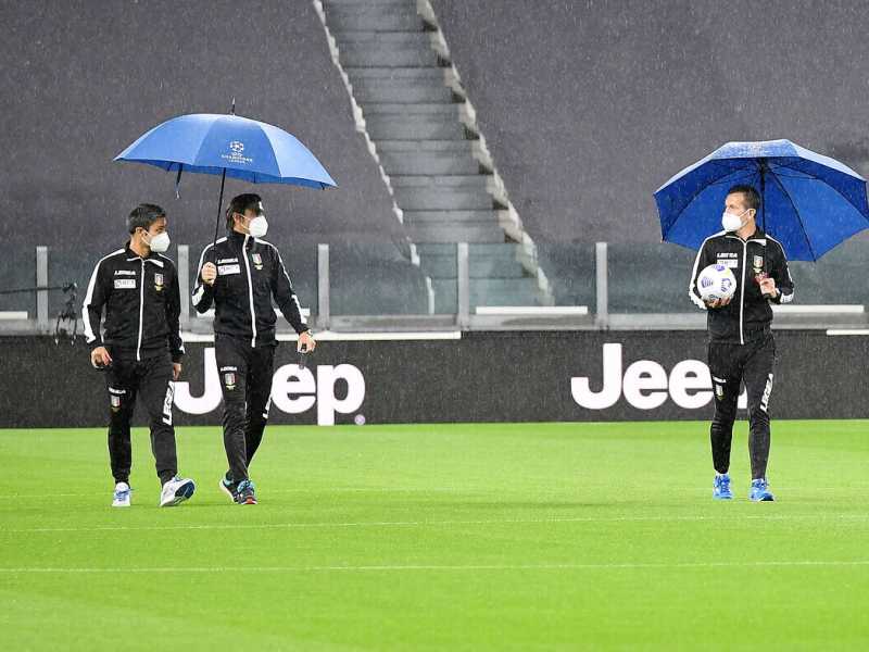 Arbitro e guardalinee sul campo dell'alleanza Stadium prima di Juventus-Napoli, partita che non verr&agrave; disputata (foto LaPresse)