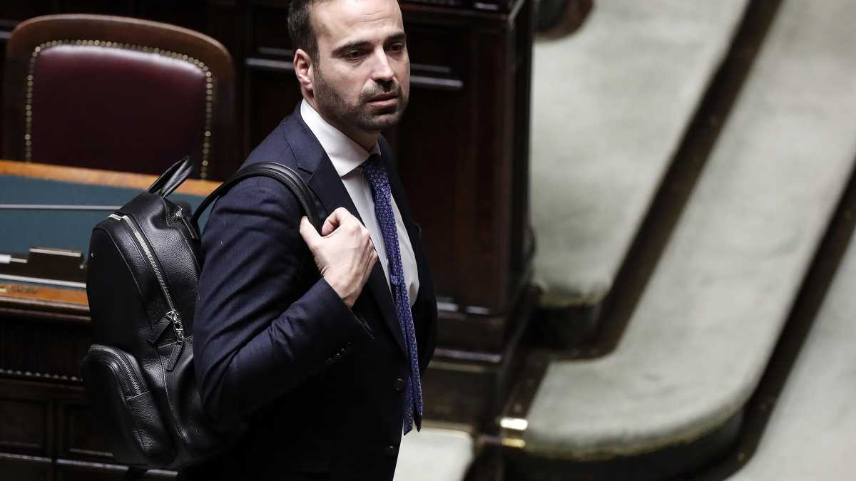 Immagine di "Sette ore di fila per un tampone? Anche questo è il prezzo del No al Mes". Parla Marattin
