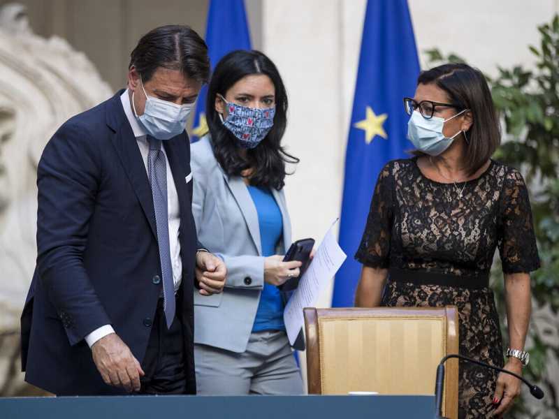 La De Micheli conferma l'80 per cento di capienza e apre all'accordo coi bus privati
