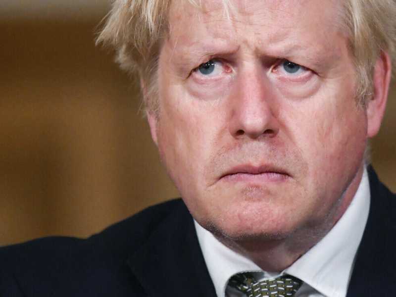 Stretto tra impennata dei ricoveri e nuovo lockdown, Boris Johnson ha un problema